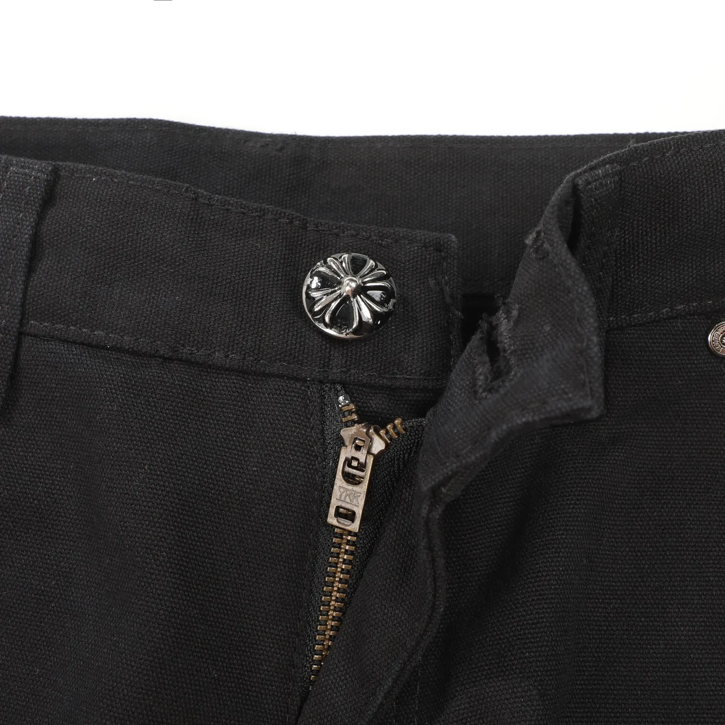 P280 𝐂𝐡𝐫𝐨𝐦𝐞 𝐇𝐞𝐚𝐫𝐭 Kroxin 25SS workwear logging Klein blue leather patchwork limited edition jeans. Kroxin’s pants are particularly outstanding in color design and stand out among similar products. It is made of beaded canvas fabric. After a complicated and delicate washing process, it feels very good when worn on the body and looks high-end and charming. The pants are three-dimensionally cut, with a crisp and stylish shape, smooth lines, and a high level of design. The hardware accessories on the pants are specially customized according to ZP standards. The beaded canvas fabric is originally thick, but after washing it becomes soft and breathable. The small leather label on the pants is specially designed, revealing unique creativity in a simple style. The production process is very exquisite, every stitching is neat and regular, and the details are handled particularly well, showing high quality. Moreover, these pants have a genderless design and can be easily worn by both boys and girls. They are perfectly in line with the current diverse and inclusive fashion trend and look good no matter how you wear them.  Size: S M L XL XXL (28.30.32.34.36) Color: Black
